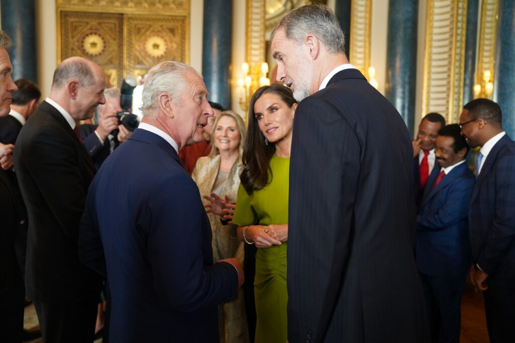 El rey Carlos III de Inglaterra con los reyes Felipe y Letizia, durante la recepción en el Palacio de Buckingham en Londres