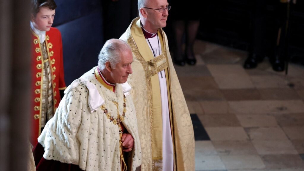 El rey Carlos III en el acto de ceremonia de su coronación en la Abadía de Westminster