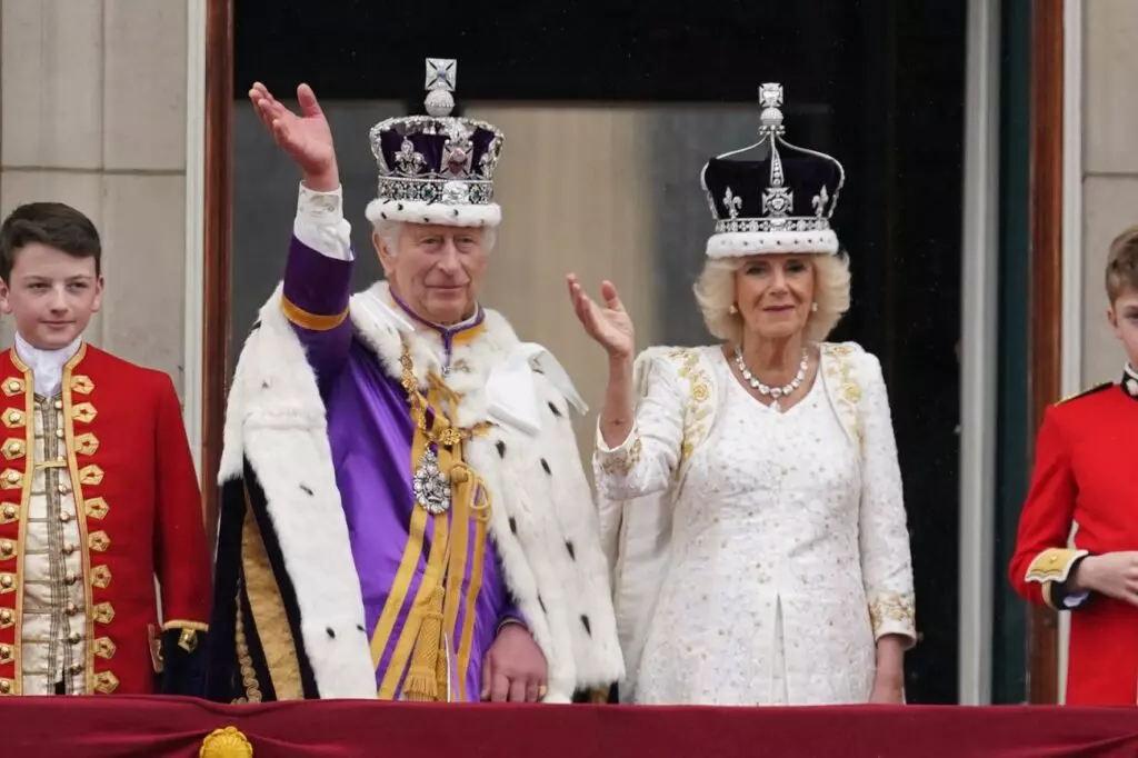 El saludo del rey Carlos III y la reina consorte Camilla Parker tras la ceremonia de coronación