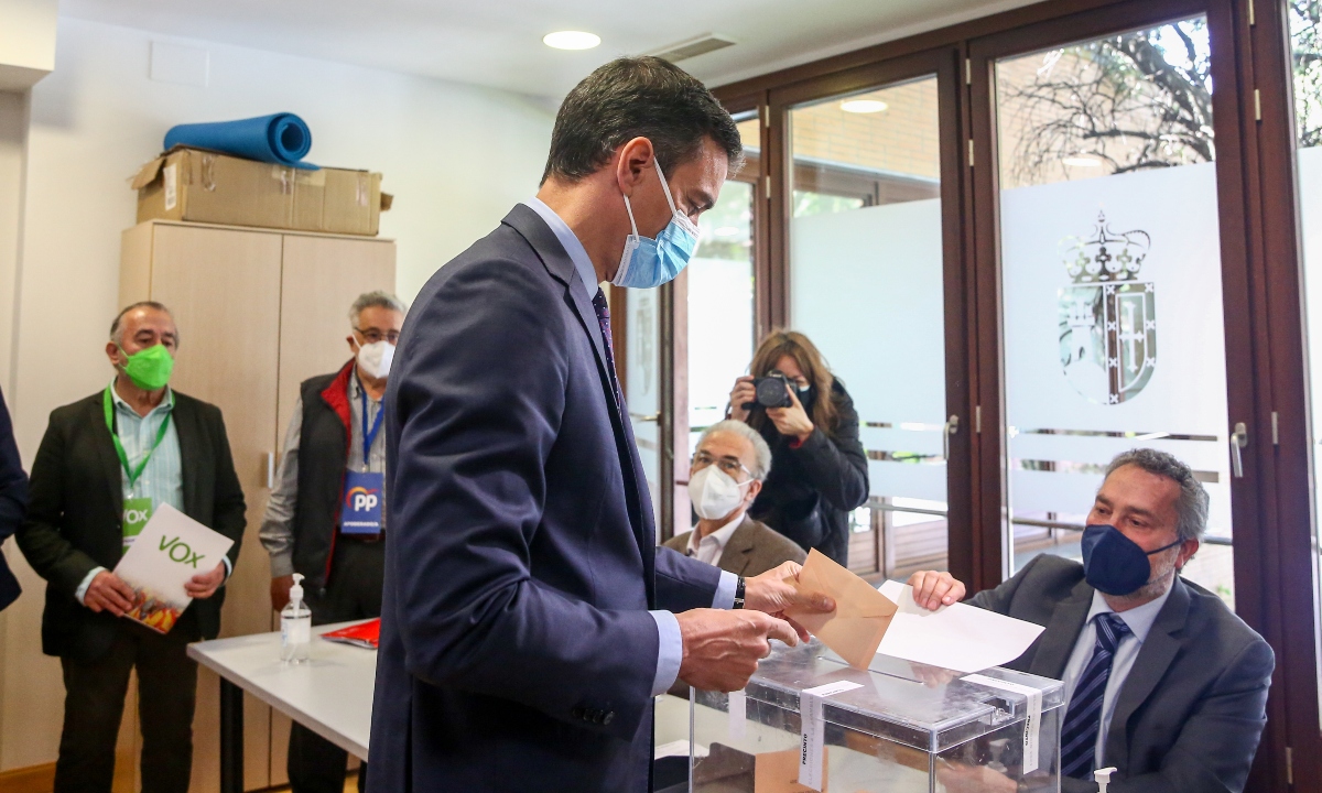 Pedro Sánchez votando en 2021