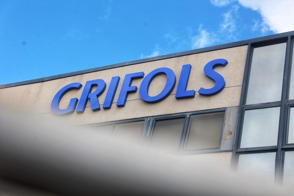 Grifols se desploma un 21% en Bolsa tras presentar sus cuentas anuales sin auditar