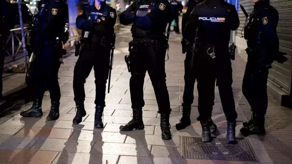 Agentes de la Policía Nacional Una carrera de coches ilegal en Vitoria acaba con tres jóvenes fallecidos tras la colisión de dos vehículos