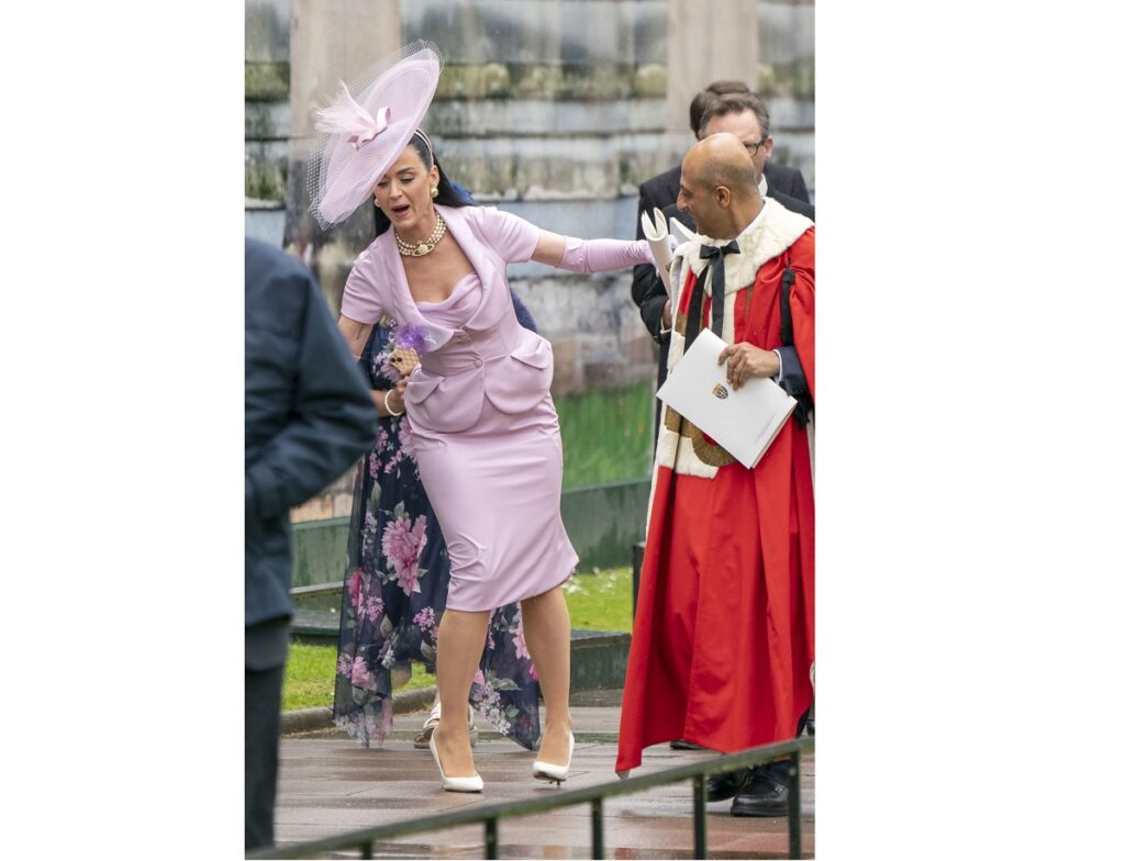 Katy Perry casi se cae al acabar el acto de coronación de Carlos III