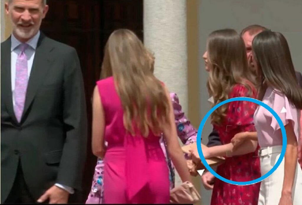 La reina Letizia cogió a su hija la princesa Leonor del brazo cuando esta caminaba de la mano de su abuela, la reina Sofía