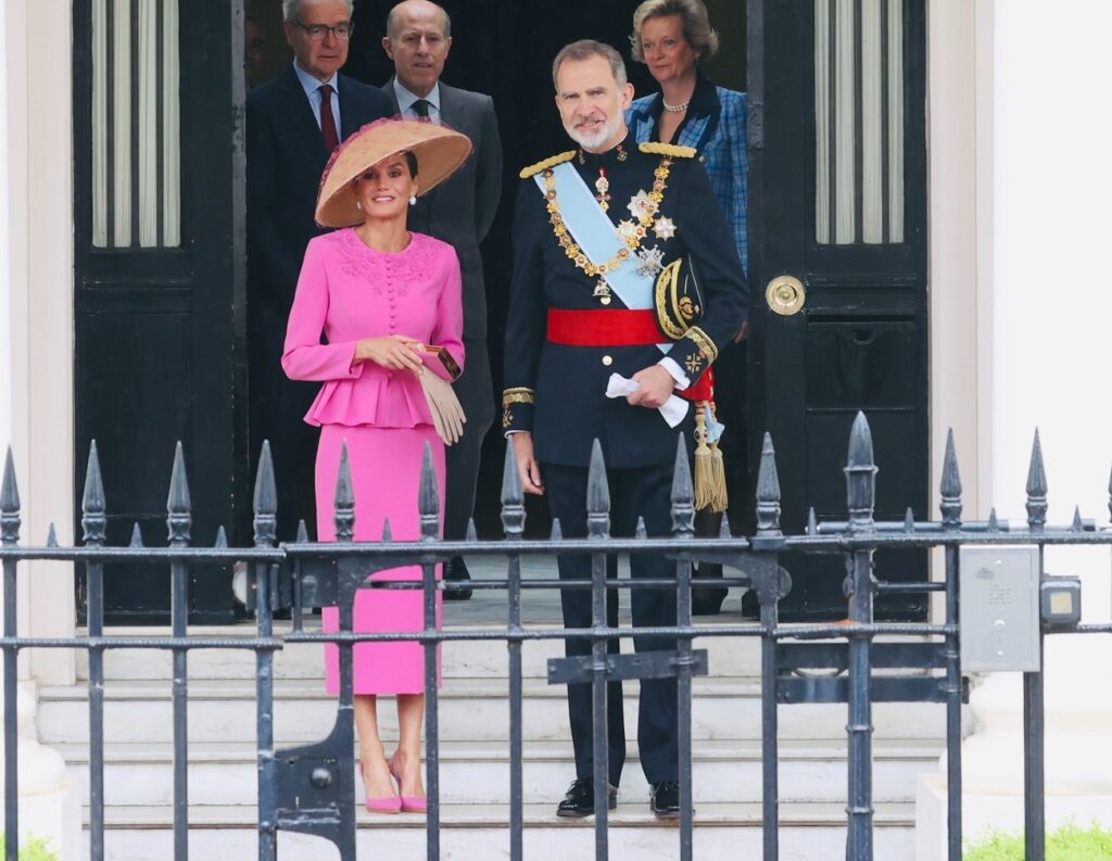 La reina Letizia ha escogido un traje de color rosa de Carolina Herrera y pamela de Balel
