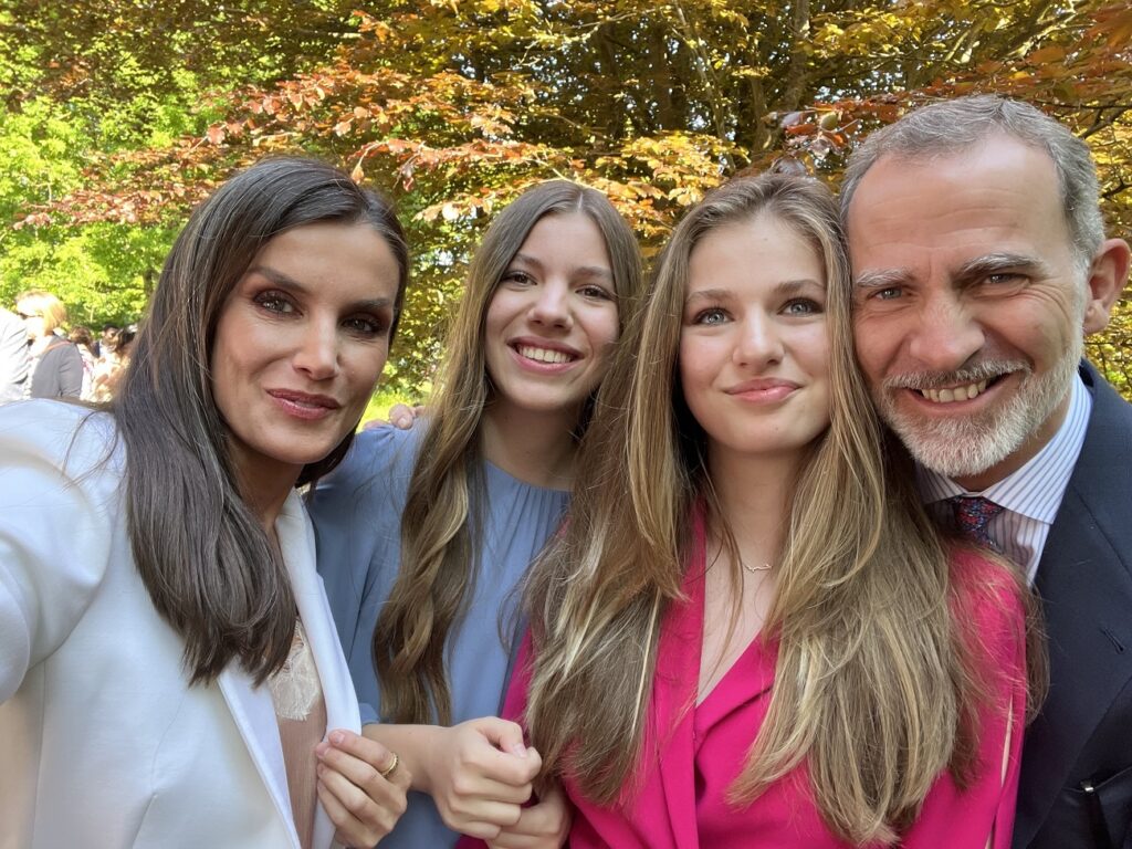 La reina Letizia hace un selfie de recuerdo por la graduación de Leonor