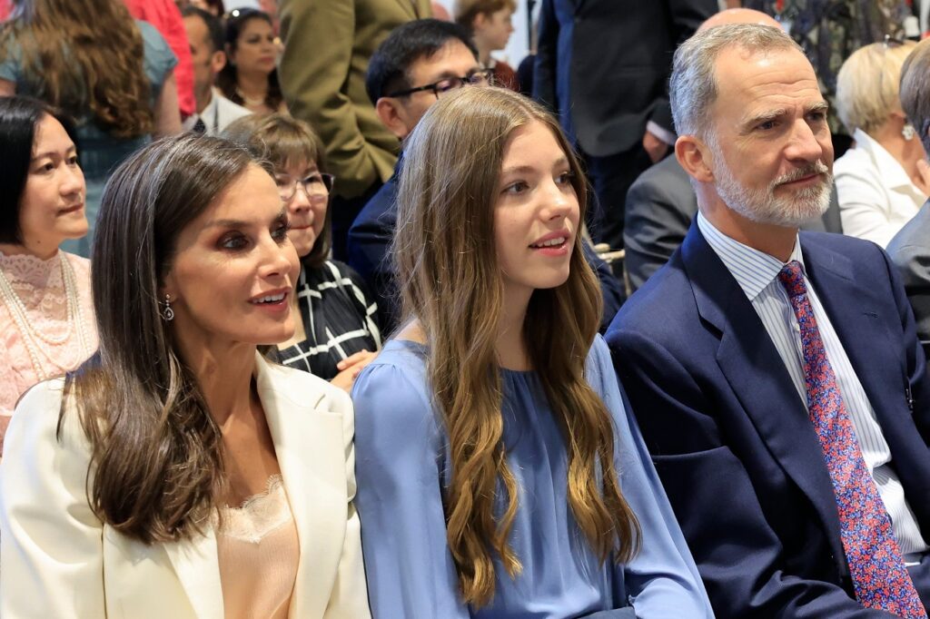 La reina Letizia, la infanta Sofía y el rey Felipe VI en la graduación de la princesa Leonor