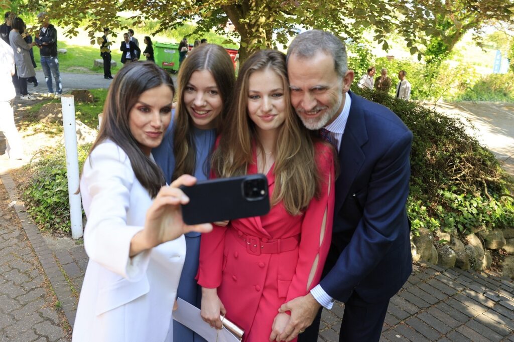 Los Reyes y sus hijas se hacen un selfie de recuerdo