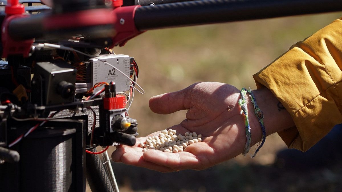 Los drones de CO2 Revolution permiten dispensar hasta 450.000 semillas por día para reforestar bosques