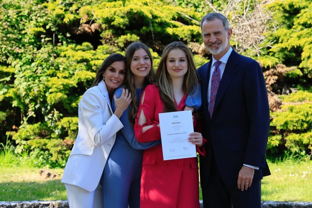 Los reyes Felipe y Letizia con sus hijas Sofía y Leonor en la graduación de la princesa de Asturias