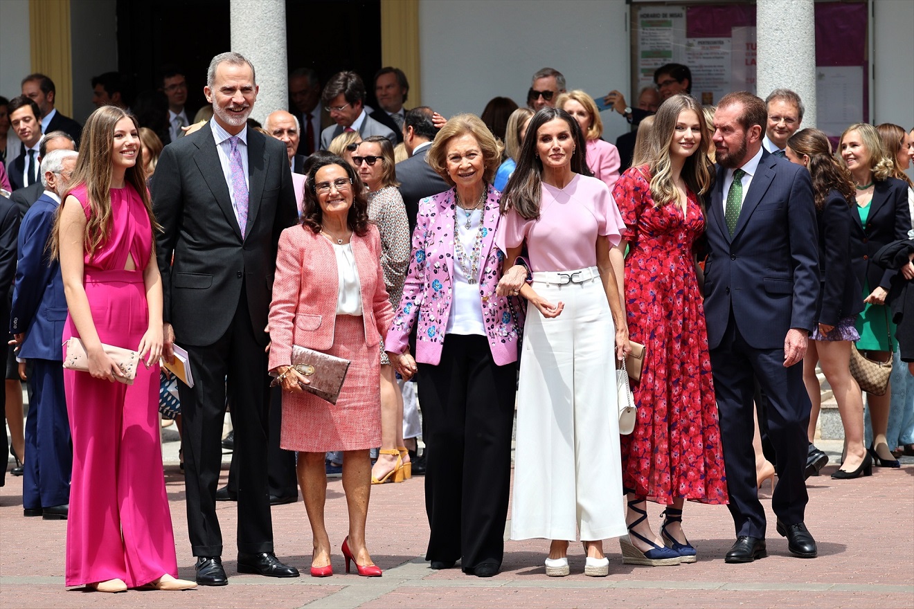 Los reyes Felipe y Letizia, la princesa Leonor y sus abuelos asisten como invitados a la confirmación de la infanta Sofía