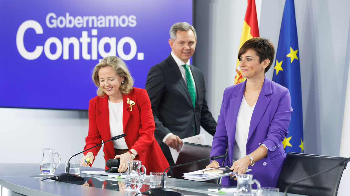 (I-D) La vicepresidenta primera, Nadia Calviño; el ministro de Sanidad, José Miñones, y la ministra portavoz, Isabel Rodríguez, este martes, en Moncloa.