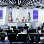 (I-D) La ministra de Transportes, Raquel Sánchez; la ministra portavoz del Gobierno, Isabel Rodríguez, y la ministra de Educación, Pilar Alegría, este martes en Moncloa.