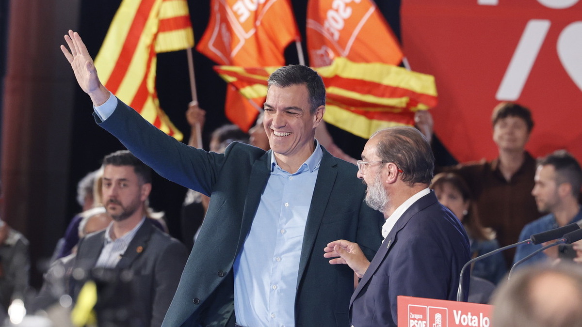 El presidente del Gobierno y secretario general del PSOE, Pedro Sánchez (c), en Zaragoza, este jueves.