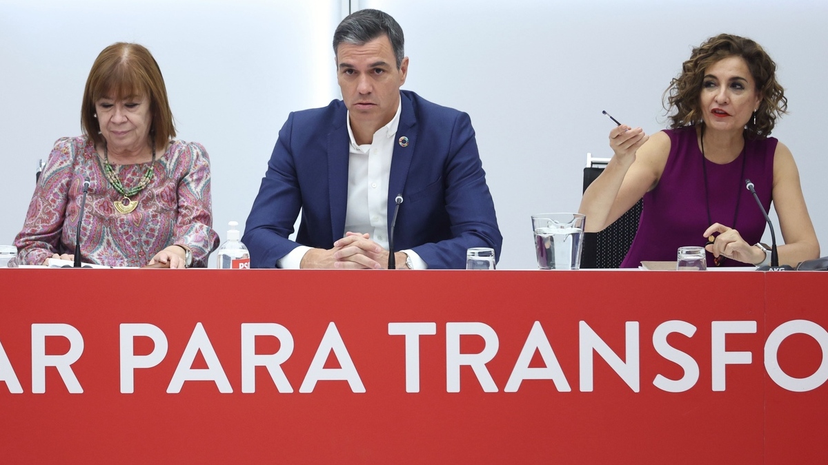 La presidenta del PSOE, Cristina Narbona; el presidente del Gobierno, Pedro Sánchez y la número dos del partido, María Jesús Montero, en Ferraz