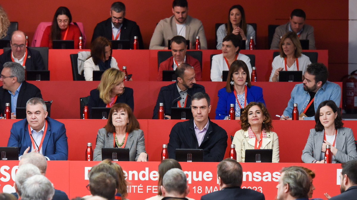 (I-D) El secretario de Organización PSOE, Santos Cerdán; la presidenta, Cristina Narbona; el presidente del Gobierno, Pedro Sánchez y la ministra de Hacienda.