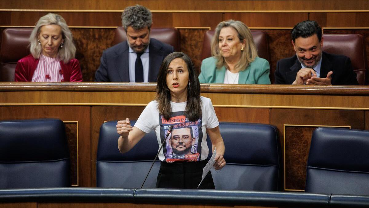 La secretaria general de Podemos, Ione Belarra, con una camiseta con la cara del hermano de Díaz Ayuso.