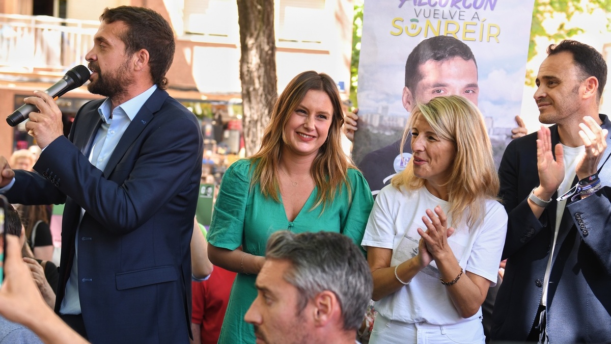 (I-D) El candidato a la alcaldía de Alcorcón, Jesús Santos; la candidata de Podemos en la Comunidad, Alejandra Jacinto; la vicepresidenta segunda, Yolanda Díaz y el candidato de Podemos en Madrid, Roberto Sotomayor.