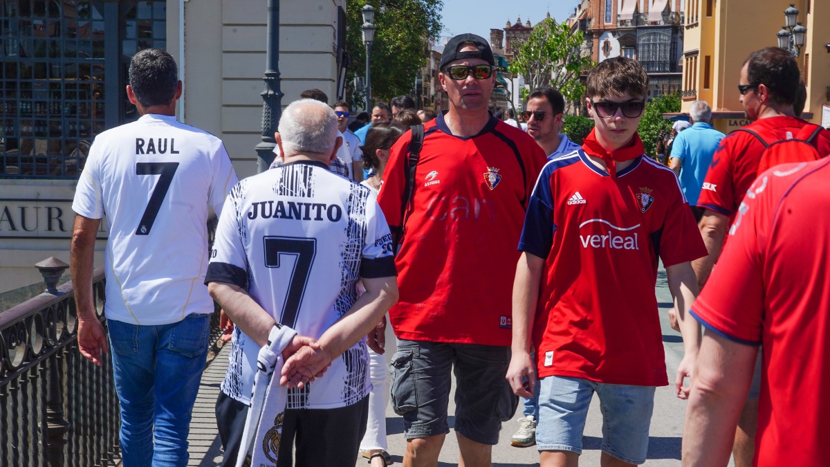 Aficionados del Osasuna y del Real Madrid por el puente de Triana