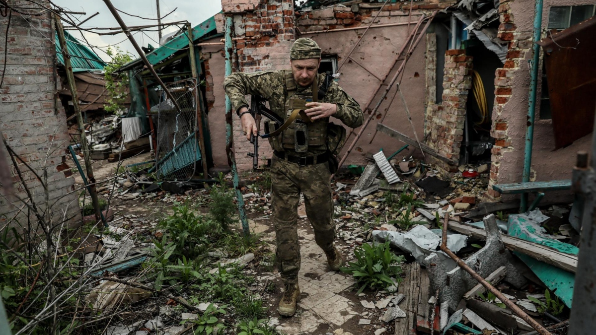 Un militar ucraniano de la 24ª Brigada Mecanizada Separada 'King Danylo' camina entre escombros en una posición de primera línea, en un lugar no revelado en la región de Donetsk, este de Ucrania.