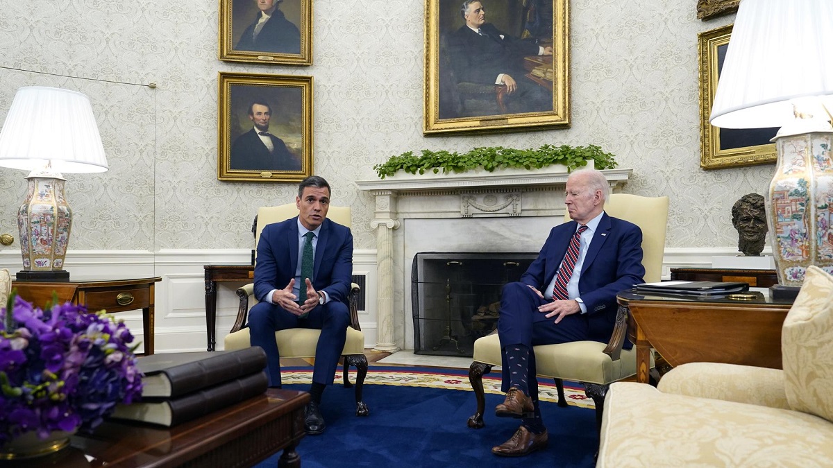 Pedro Sánchez al inicio de su encuentro con Joe Biden en el Despacho Oval