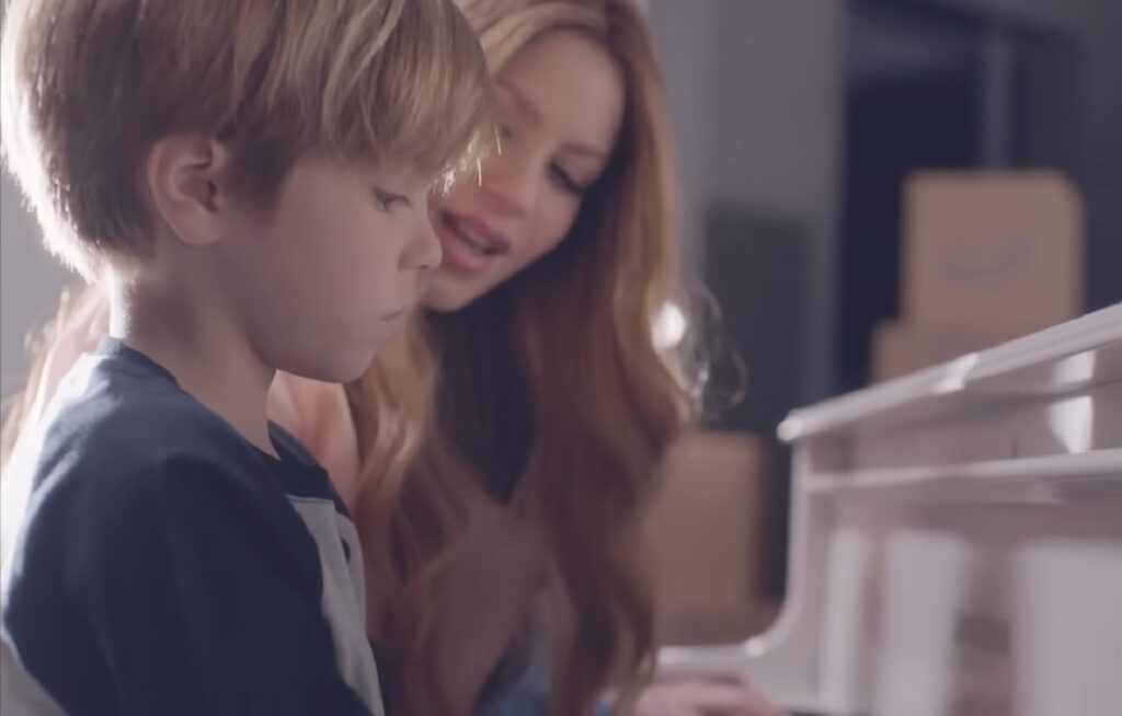 Shakira con su hijo pequeño Sasha, cantando en Acróstico
