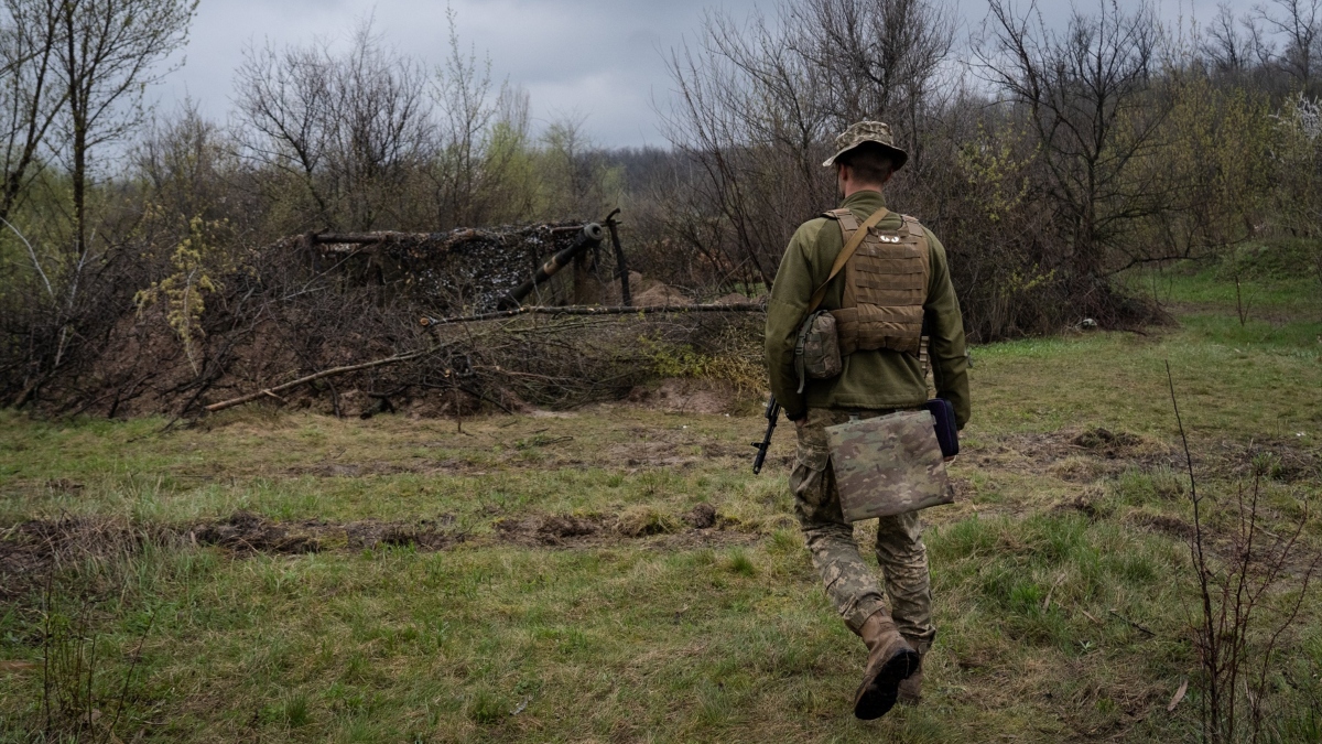 Se ve a un soldado ucraniano de la brigada de tanques 17 caminando hacia un obús autopropulsado en una posición ucraniana cerca de Bakhmut.
