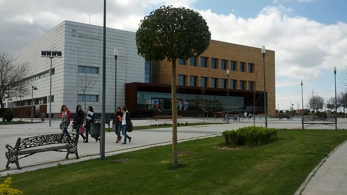Una imagen de la Universidad Rey Juan Carlos (URJC) de Fuenlabrada donde trabaja el profesor que destapó el caso de Cifuentes