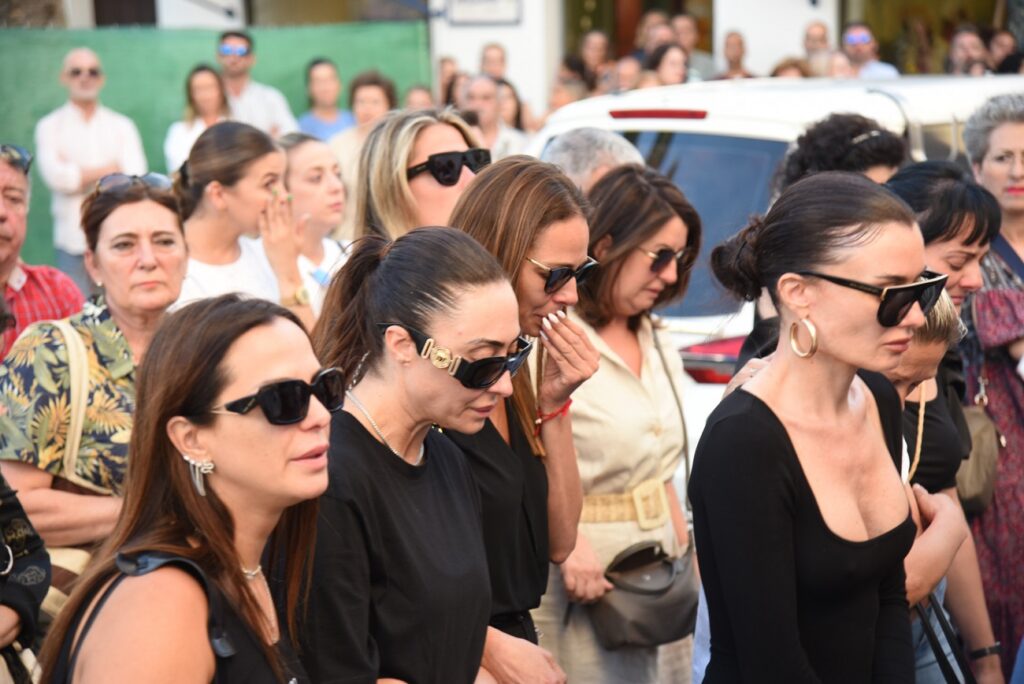 Vicky Martín Berrocal, Eva González y Madame de Rosa en el funeral del diseñador Cristo Báñez