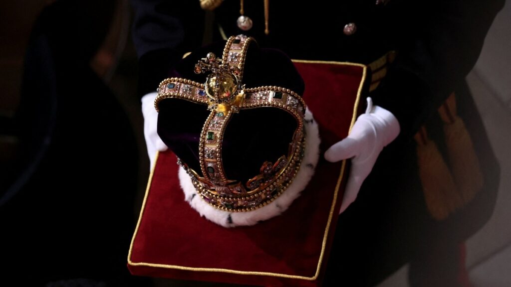 Imagen de la corona real de Inglaterra antes de ser colocada sobre la cabeza del rey