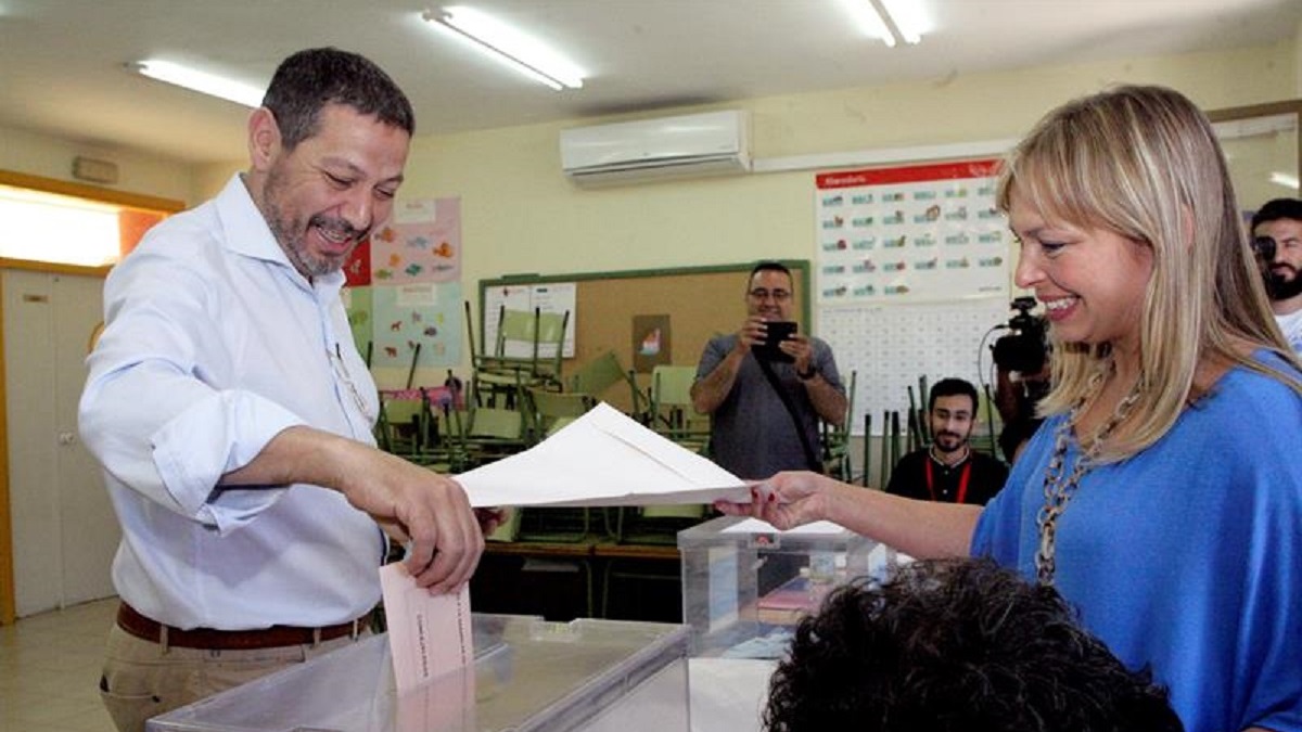 El líder de Coalición por Melilla Mustafá Aberchán en un colegio electoral