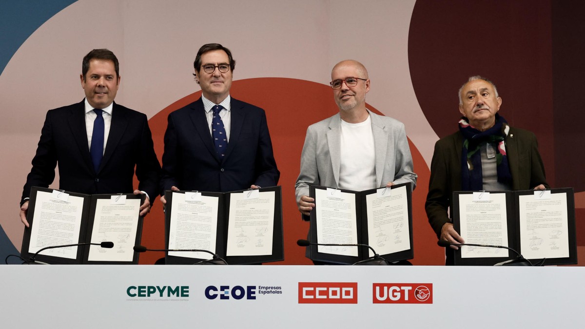 CEOE firma el pacto con los sindicatos: el Gobierno no puede intervenir en los beneficios
