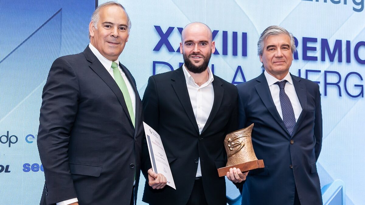 Alberto Sanz (Vozpópuli) recibe el premio ‘Sostenibilidad Energética’ del Club Español de la Energía
