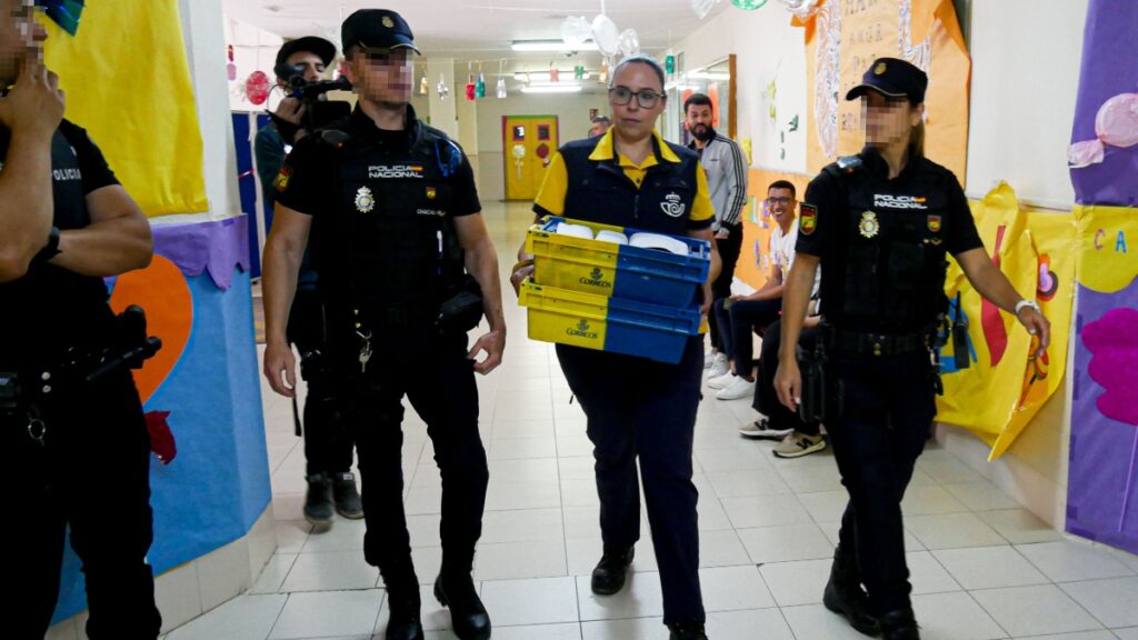 Tensión en Melilla: los carteros que transportaban los votos por correo han necesitado escolta policial
