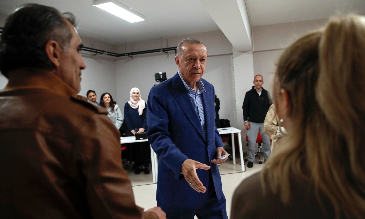 Recep Tayyip Erdogan votando en la segunda ronda