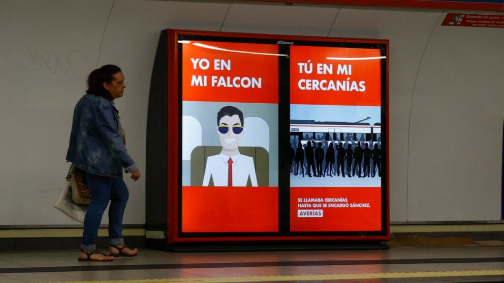 Carteles de campaña contra Pedro Sánchez en el Metro de Madrid