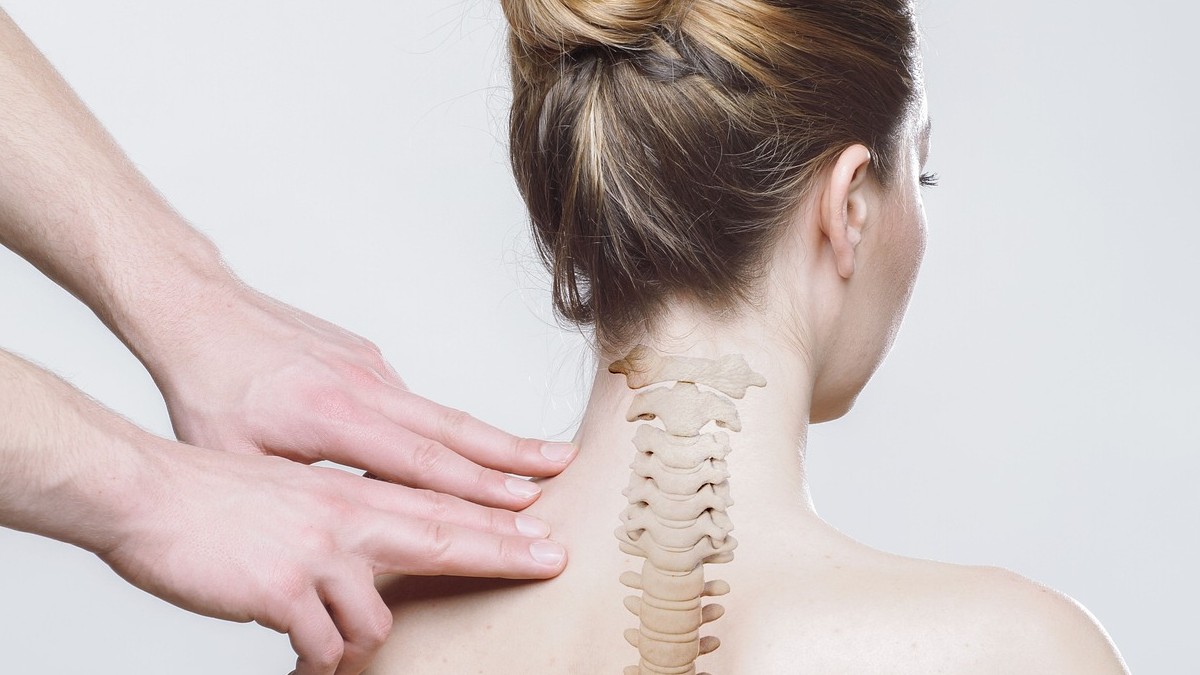 Adiós dolor de cervicales: ejercicios para mantener tu espalda más recta