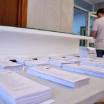 Papeletas para votar de los distintos partidos políticos preparadas en un colegio electoral en Sevilla
