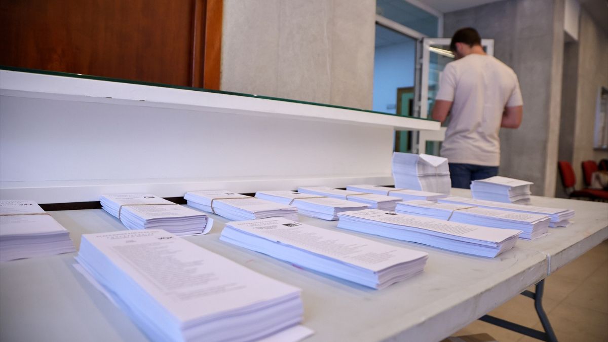 Papeletas para votar de los distintos partidos políticos preparadas en un colegio electoral en Sevilla