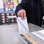 Un hombre deposita su voto en Salónica (Grecia)