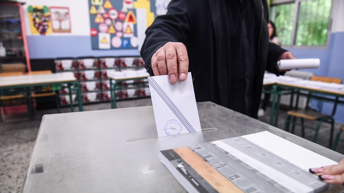 Un hombre deposita su voto en Salónica (Grecia)
