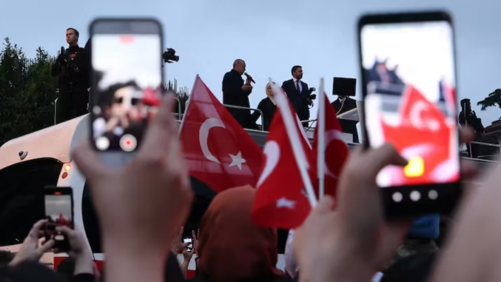 Erdogan se dirige a sus partidarios en el exterior de su casa tras la votación del domingo