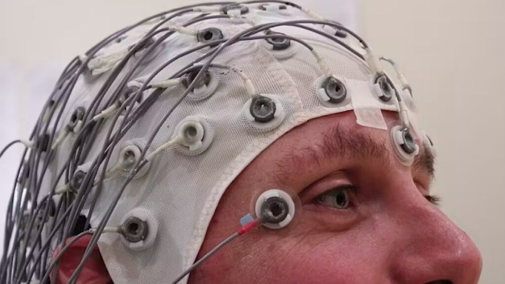 Participante con gorro de electrodos durante registro de EEG, para ver cómo reacciona a los chistes. 