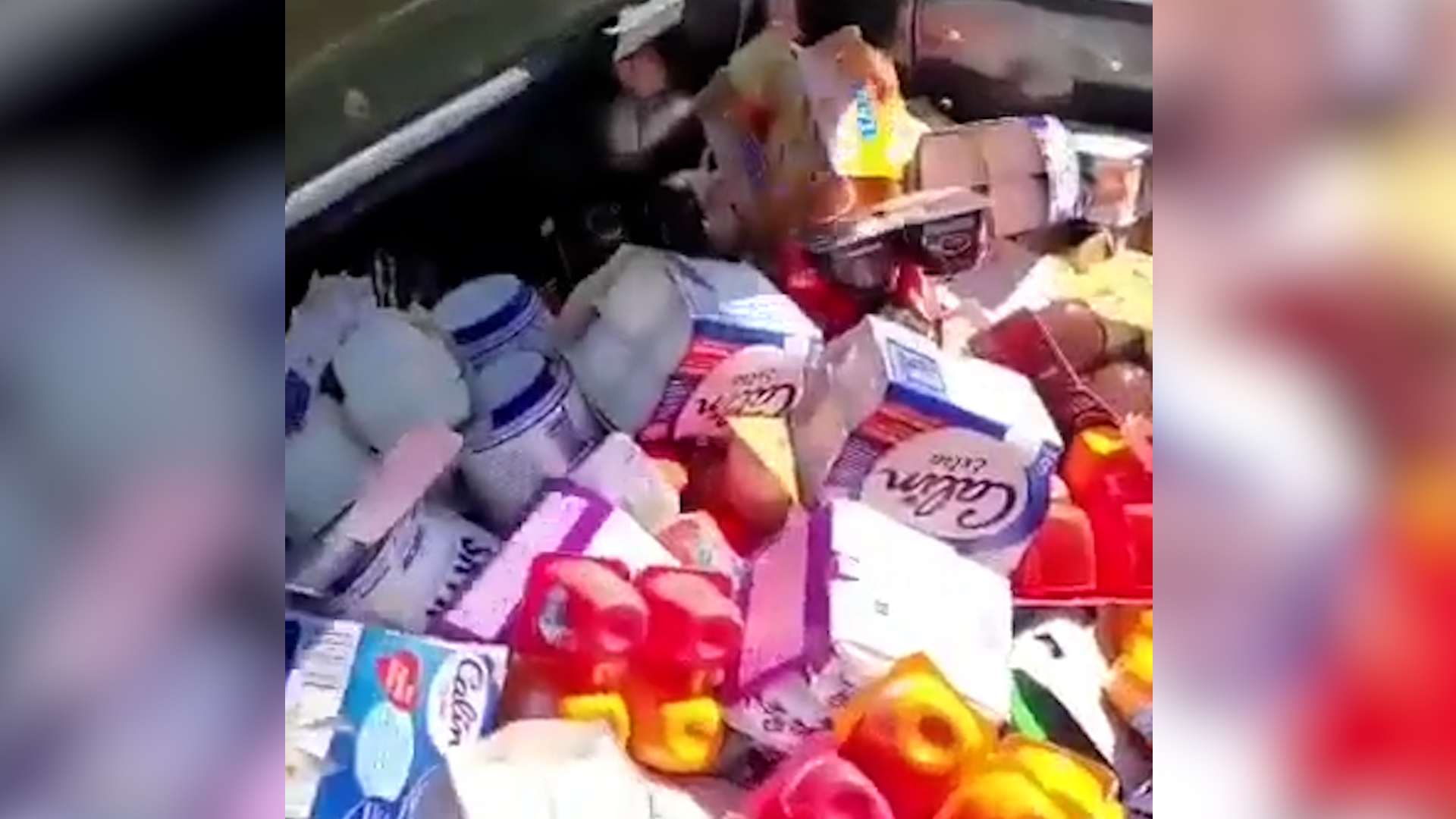 Miles de productos de un supermercado tirados a la basura.