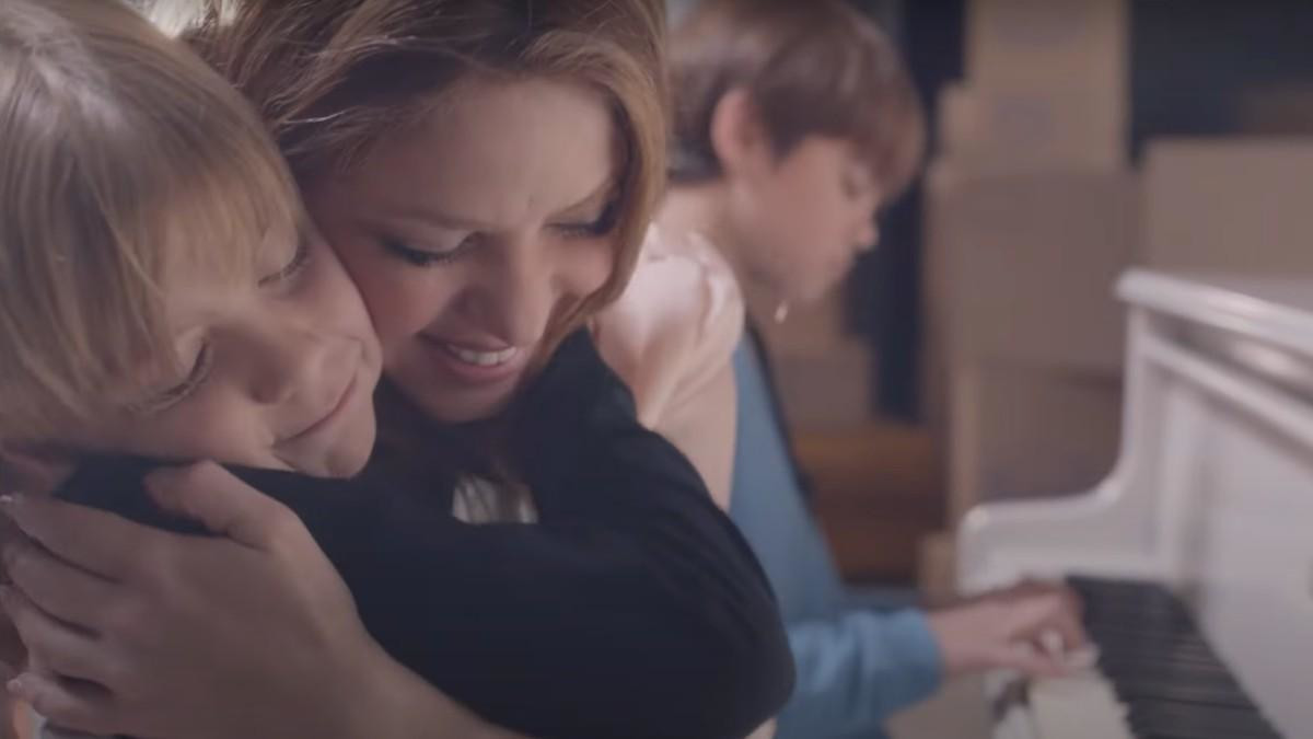 Shakira y sus hijos en el videoclip de 'Acróstico'