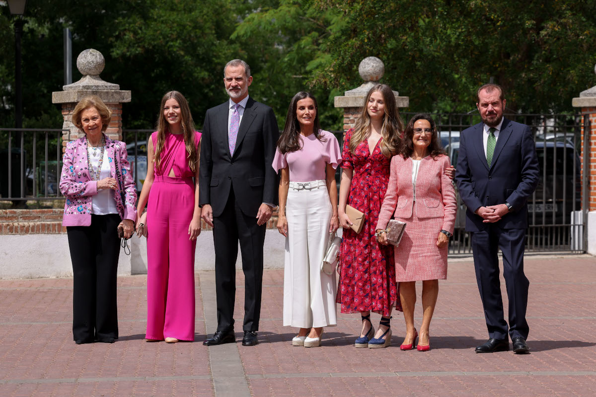 La infanta Sofía deslumbra en su confirmación de su atrevido mono fucsia a los looks a juego de