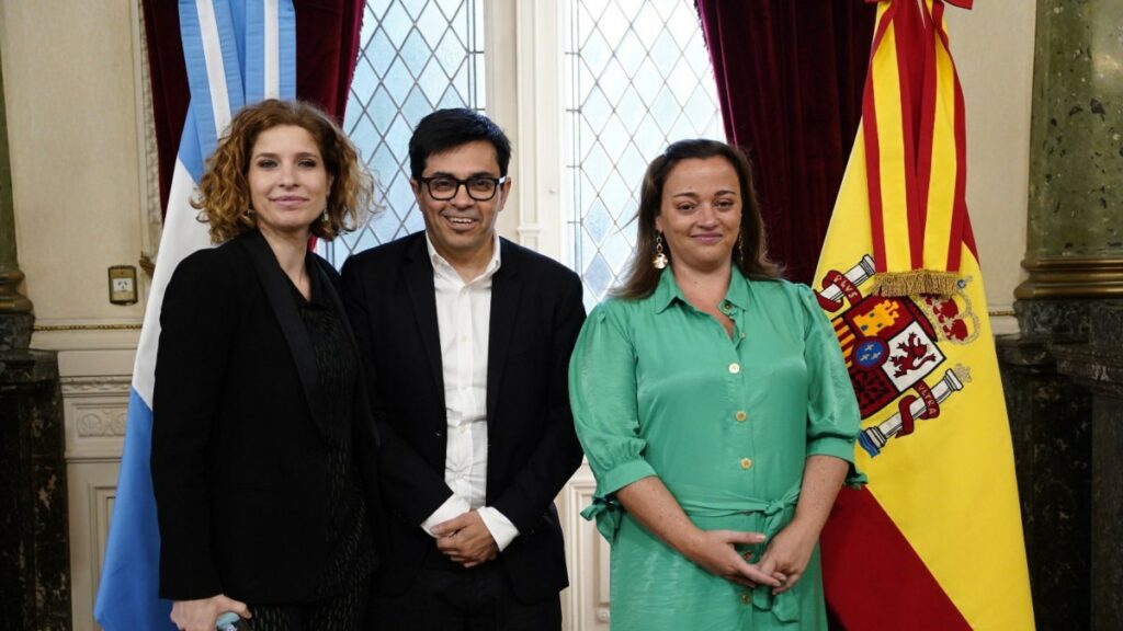 Hana Jalloul y G. Pisarello con la presidenta de la Cámara de Diputados de Argentina
