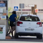 inflación Una mujer reposta en una gasolinera, en una imagen de archivo
