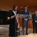 La expresidenta de la Cámara de Representantes de Estados Unidos, Nancy Pelosi (i) y el jefe del Gobierno español, Pedro Sánchez (c-d), durante un acto en Washington