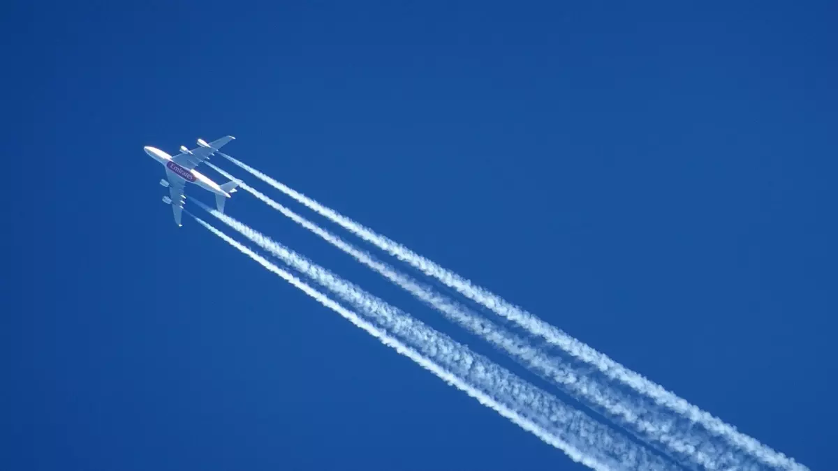 Imagen de un avión y la estela que produce al volar